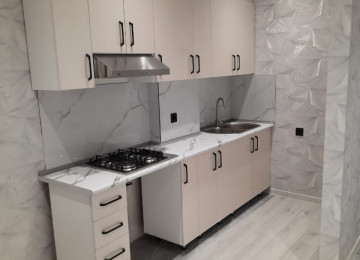 ev Xırdalan şəhərində at heykəlinin yaxınlıqında yerləşir.