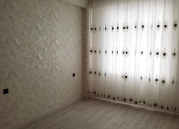 ev Xırdalan şəhərində at heykəlinin yaxınlıqında yerləşir.