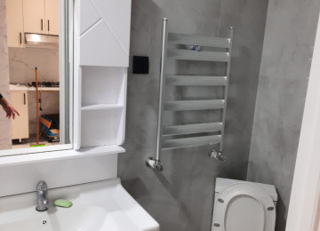 ev Xırdalan şəhərində at heykəlinin yaxınlıqında yerləşir.