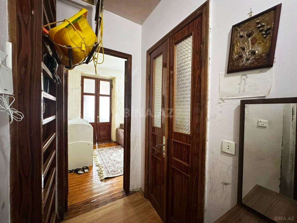 m.Q.Qarayev 2 otaq satilir . Stalinka Qara Qarayev metrosunun çıxışında 2 otaqlıdan 3 otaqlıya