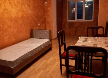 Ev xirdalanda 2 nömrəli məktəb və misir parkin yaninda