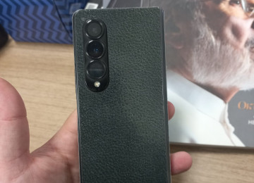 Salam. Z fold 4 Telefon ideal veziyyetdedir.ust terefi ve