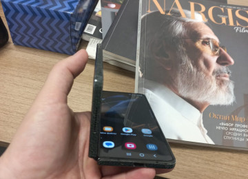 Salam. Z fold 4 Telefon ideal veziyyetdedir.ust terefi ve