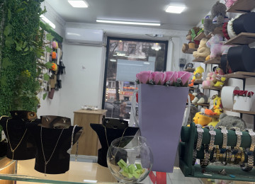 Hazır biznes satılır . Mağazanın daxilində gümüş , ətir ,