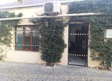 Balaxanı qəsəbəsi, əsas kücələrdən birində, 69 nömrəli