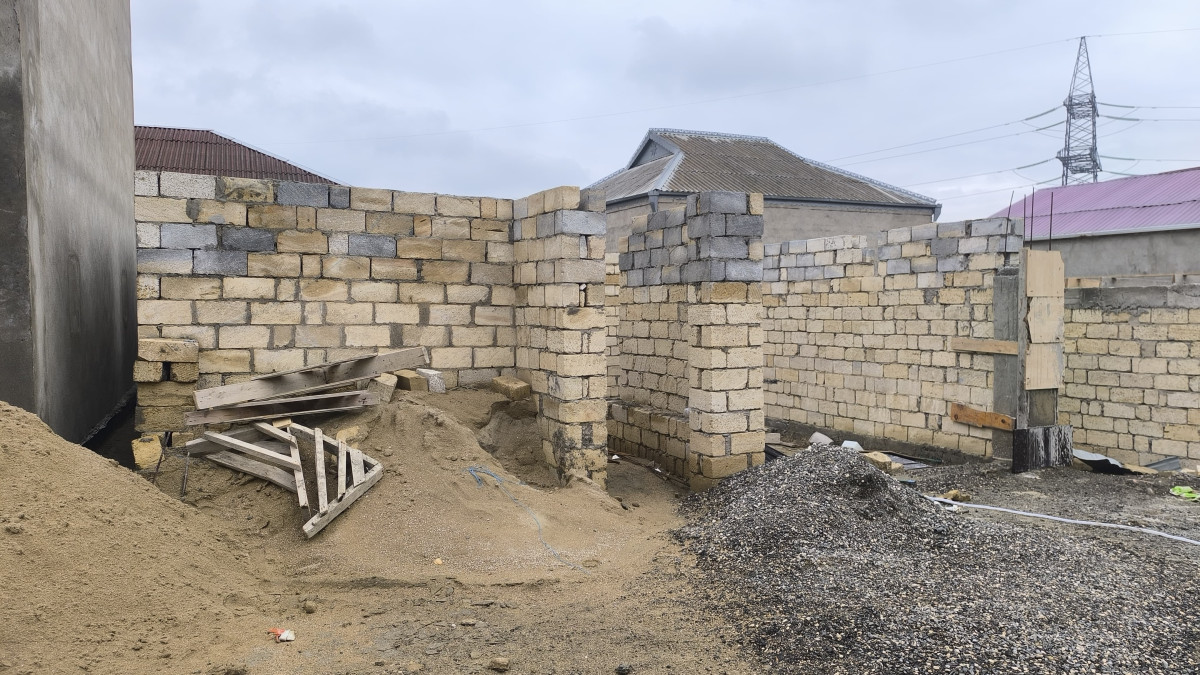 Saray postundan 150 metr Sarayın girəcəyində asfalt yoldan