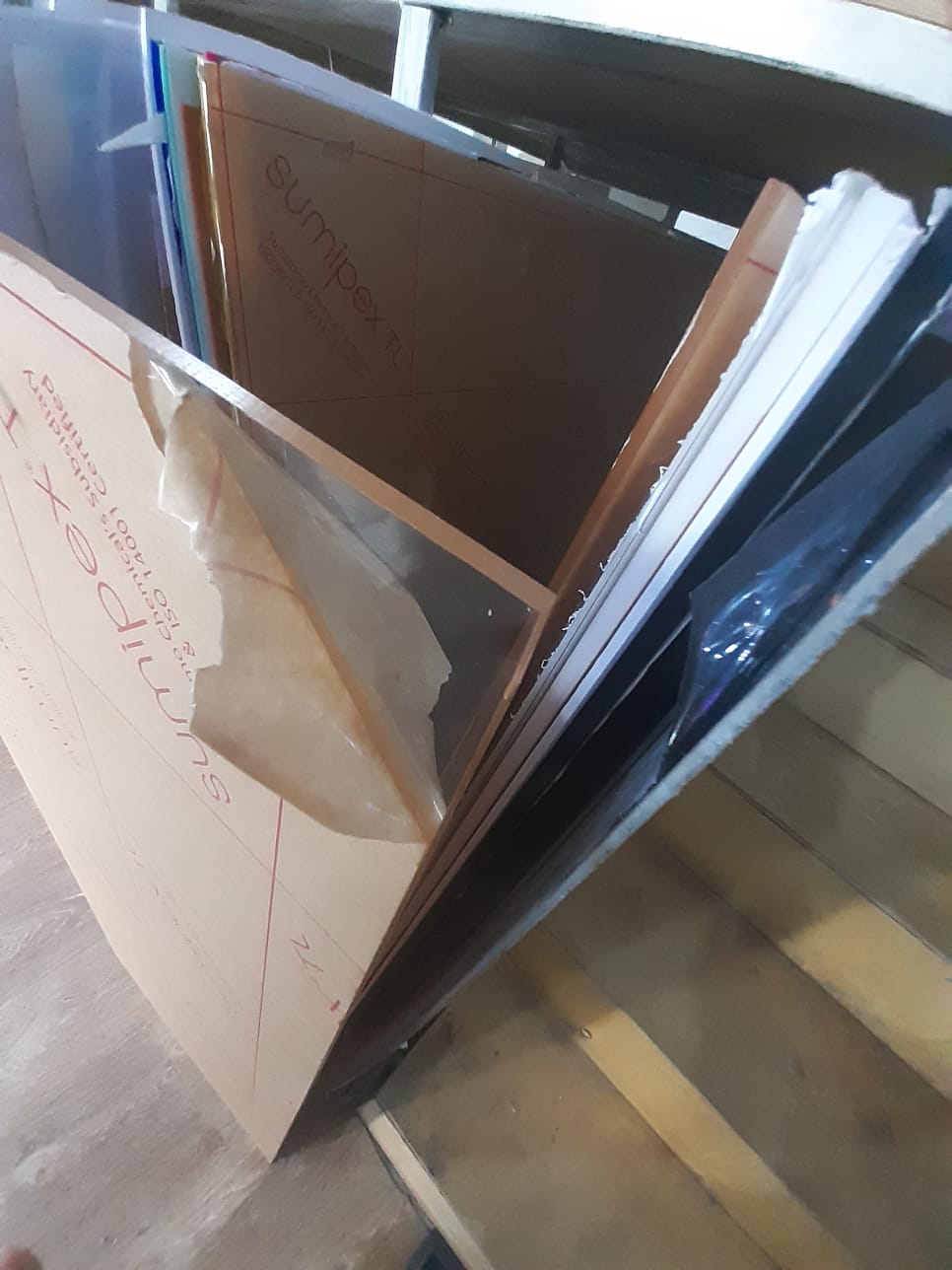 Orqsteklo satışı. Ölçüləri 1.22 x 1.83m Qalınlıqları: 2mm -