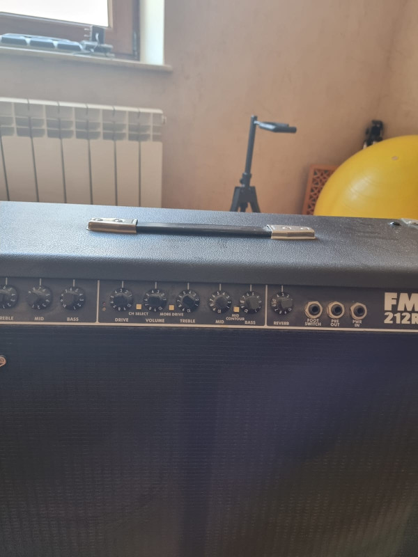 Fender Stratocaster Elektrik Gitara və Fender FM 212R 100W Gitara Gücləndirici satılır Fender Stratocaster Elektrik Gitara və Fender FM 212R 100W