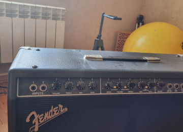 Fender Stratocaster Elektrik Gitara və Fender FM 212R 100W