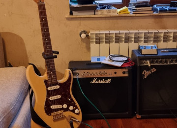 Fender Stratocaster Elektrik Gitara və Fender FM 212R 100W