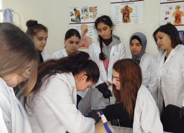 🥼💉 Tibb bacısı (qardaşı) 1 illik kursdur. Dərslər nəzəri və