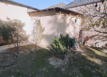 Qara Qarayev metrosuna 15 dəqiqəlik piyada məsafədə . Ayla