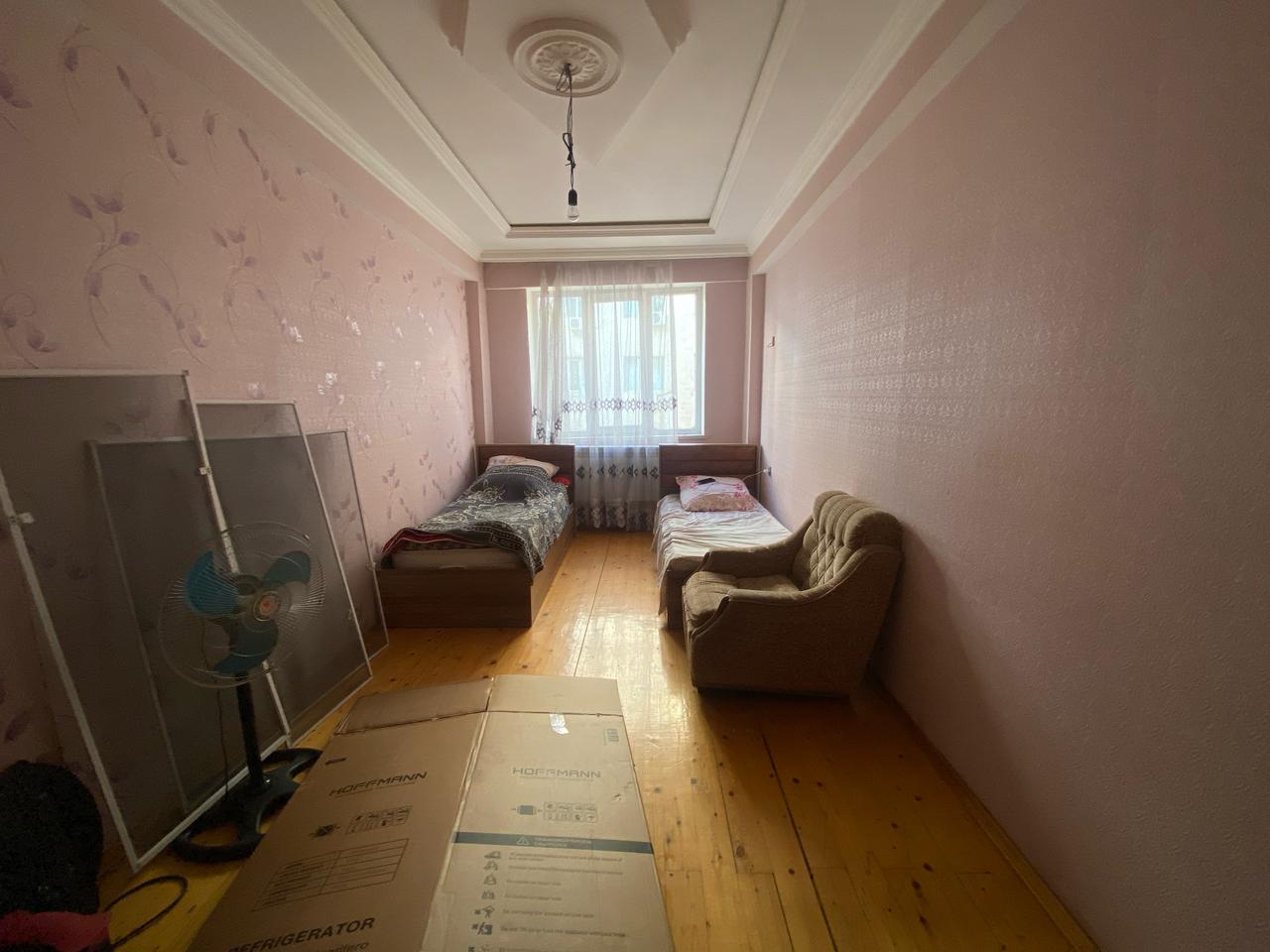 Riyyat Ticaret Merkezinin yanl 1 otaq 2 ye olmus Menzil