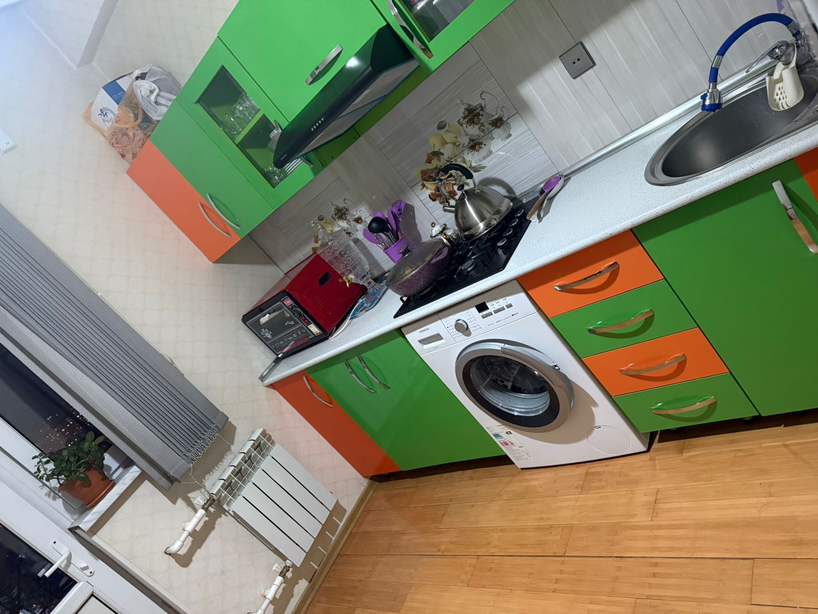 Mənzil tam təmirlidir, ponaraması prospektə açılır, bütün