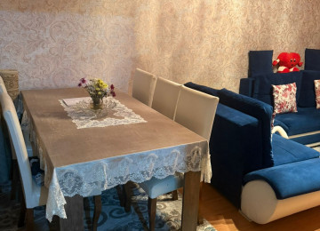 Mənzil tam təmirlidir, ponaraması prospektə açılır, bütün