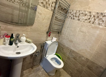 Mənzil tam təmirlidir, ponaraması prospektə açılır, bütün