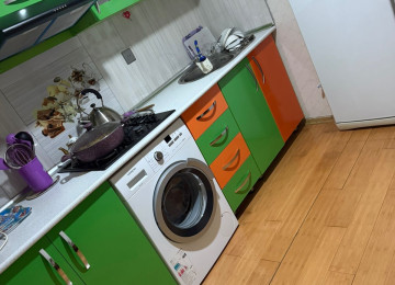 Mənzil tam təmirlidir, ponaraması prospektə açılır, bütün