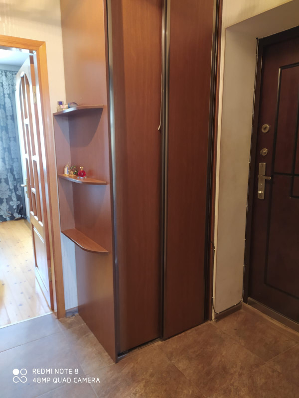 2 otaq menzil kiraye verlir Xırdalanda 3 nömrəli məktəbin qarşısında daş binada 5/5. .2