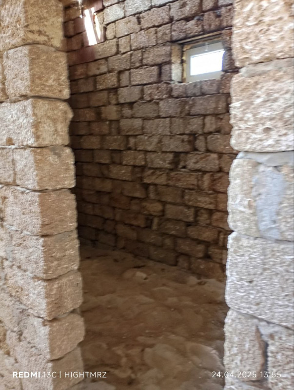 Dubendide heyete evi tecili 3 sotun içində. 25x12 həyət. 10x11 ev sahəsi . şəkildə