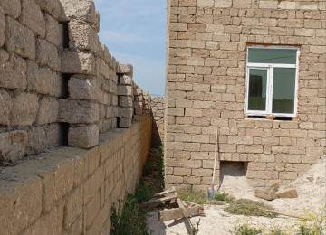 3 sotun içində. 25x12 həyət. 10x11 ev sahəsi . şəkildə