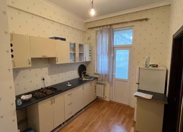 Tam təmirli, hər bir şəraiti olan mənzil kirayə verilir.