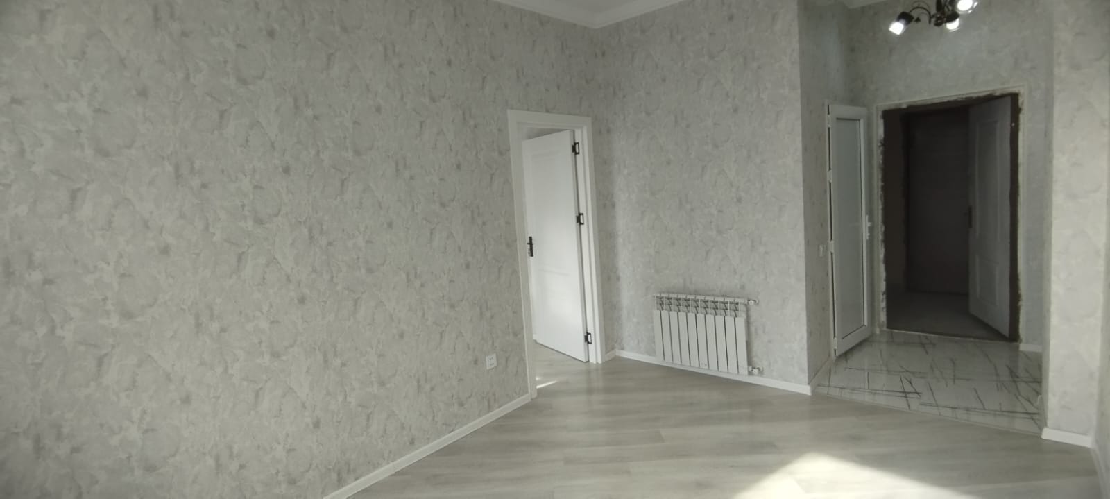 Evimiz tam təmirlidir. Qaz, işıq,su daimidir. Ev kombi