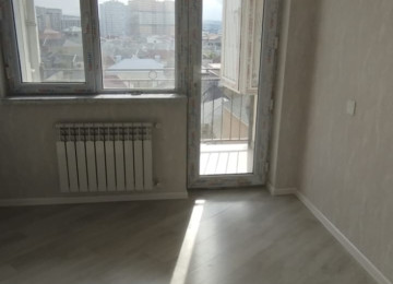 Evimiz tam təmirlidir. Qaz, işıq,su daimidir. Ev kombi