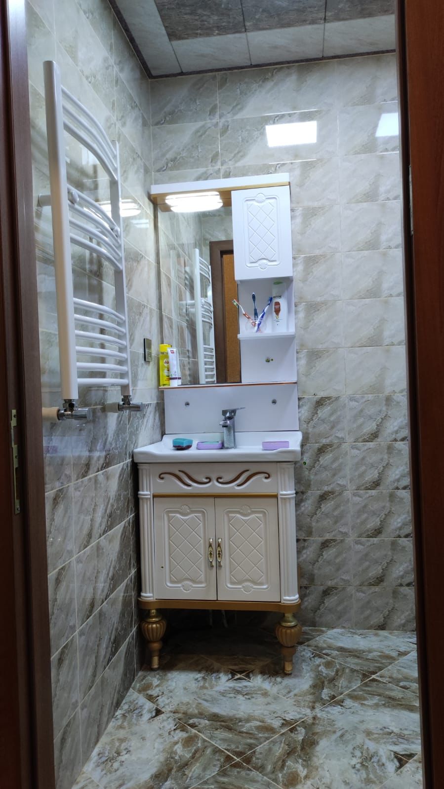 Şəkildəki xalça və uşaq mebeli hal hazırda mənzildə yoxdur.