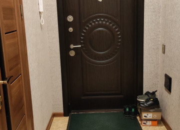 Şəkildəki xalça və uşaq mebeli hal hazırda mənzildə yoxdur.