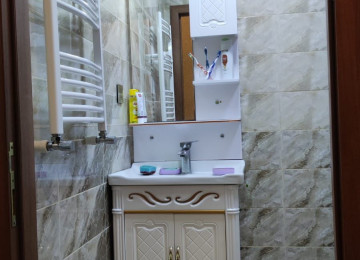 Şəkildəki xalça və uşaq mebeli hal hazırda mənzildə yoxdur.