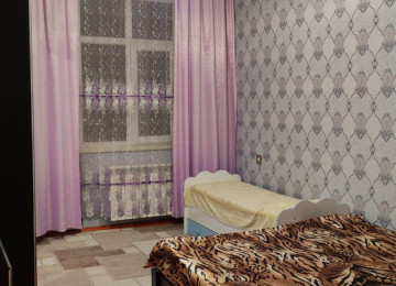 Şəkildəki xalça və uşaq mebeli hal hazırda mənzildə yoxdur.