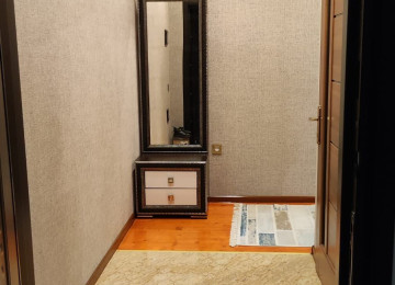 Şəkildəki xalça və uşaq mebeli hal hazırda mənzildə yoxdur.