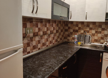 Şəkildəki xalça və uşaq mebeli hal hazırda mənzildə yoxdur.