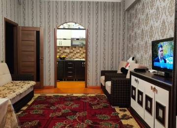 Şəkildəki xalça və uşaq mebeli hal hazırda mənzildə yoxdur.