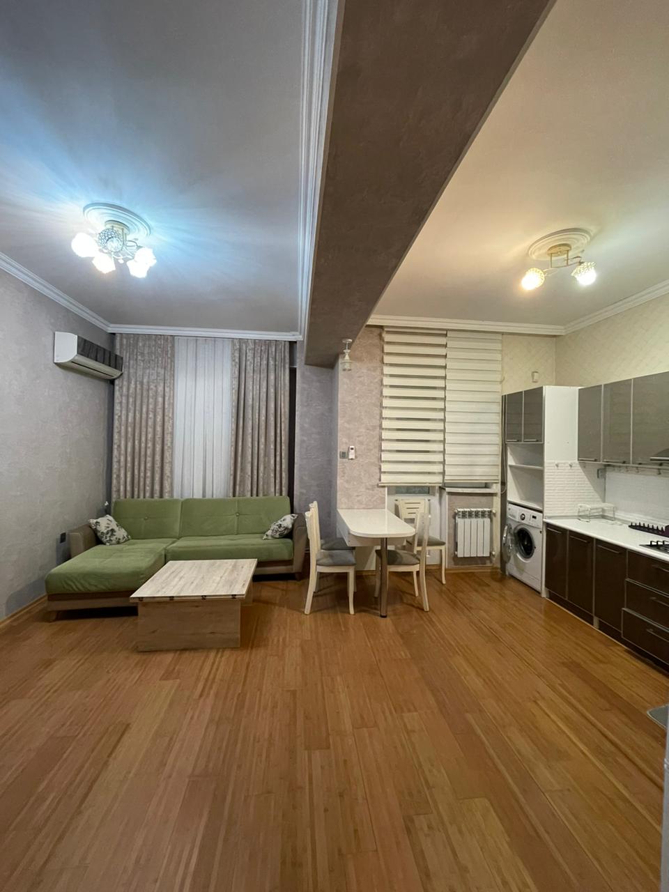 Ev Xirdalan Seherinin Merkezide Kohne Bazarla Uzbe -Uz olan