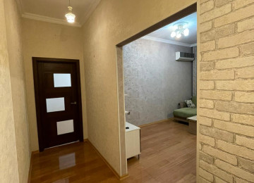 Ev Xirdalan Seherinin Merkezide Kohne Bazarla Uzbe -Uz olan