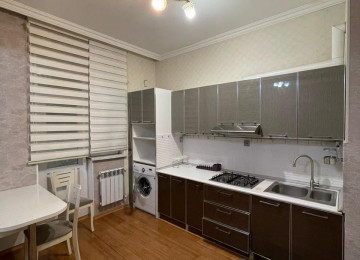 Ev Xirdalan Seherinin Merkezide Kohne Bazarla Uzbe -Uz olan