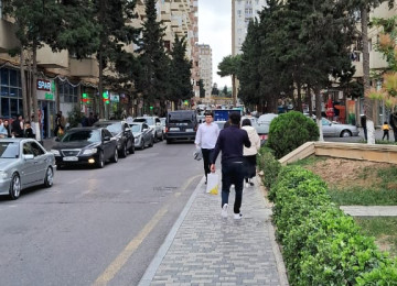 Ev Xirdalan Seherinin Merkezide Kohne Bazarla Uzbe -Uz olan