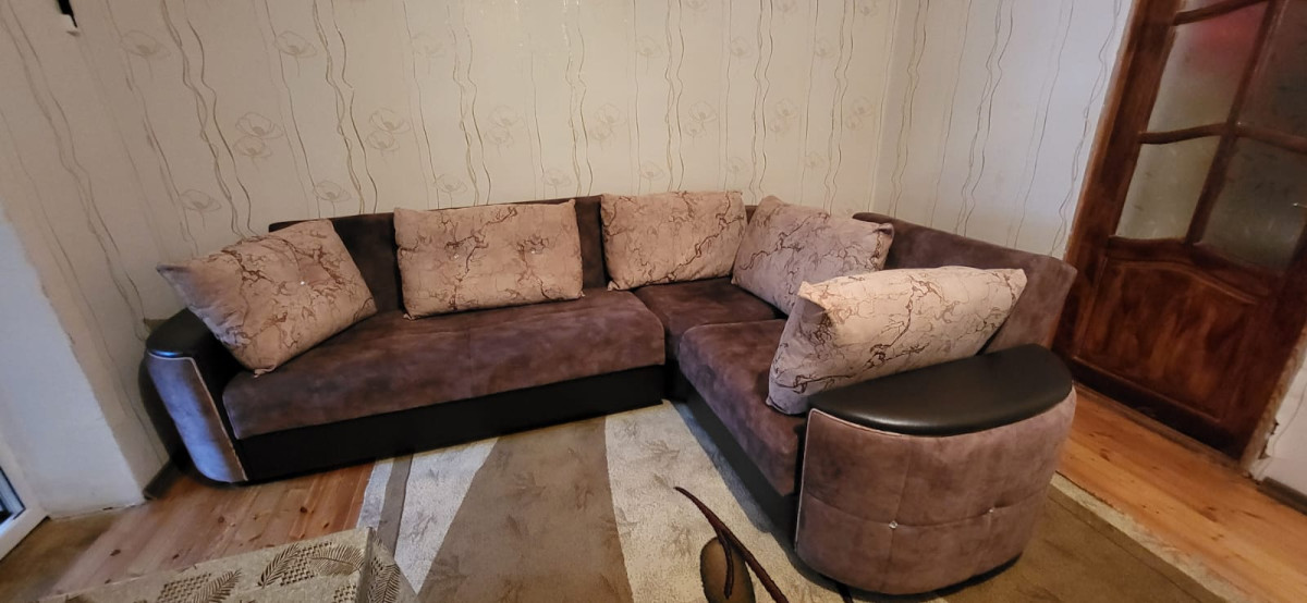 Divan dəsti Uqlavoy divan dəsti satılır. Divanın iki tərəfidə açılır,