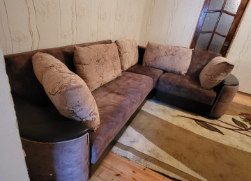 Uqlavoy divan dəsti satılır. Divanın iki tərəfidə açılır,