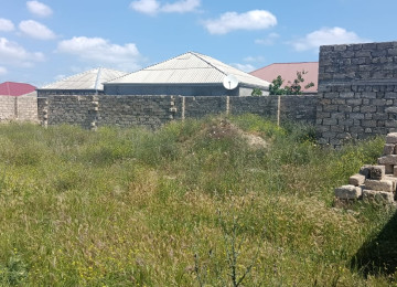 Torpaq sahəsi hasarlanmış və tikinti üçün hazırdır. Ərazi