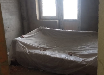 Binada yaṣayis var.isiq,su var.qaz xettleri cekilib saygac