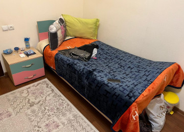 Usaq yataq otagi ucun carpayi ve dolab.Ideal veziyyetdedir