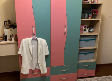 Usaq yataq otagi ucun carpayi ve dolab.Ideal veziyyetdedir