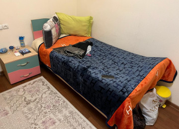 Usaq yataq otagi ucun carpayi ve dolab.Ideal veziyyetdedir