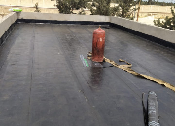 Yüksək ixtisaslı dam örtüyü ustası tol və rubroidlə ev,