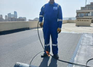 Yüksək ixtisaslı dam örtüyü ustası tol və rubroidlə ev,