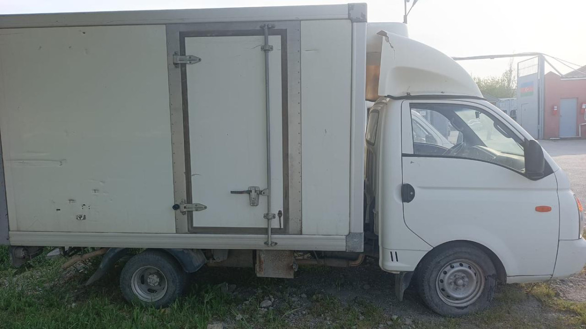 Hunday H 100 Furqon Soyuducu yük maşını təcili satılır. Maşın yaxşı vəziyyətdədir. Mənfi 18 dərəcəni yığır. Buraxılış ili -2011. Yanacaq növü-Dizel yanacaq. Təcili olaraq satılır. Hunday H 100 Furqon Soyuducu yük maşını satılır. Rəngi -Ag.