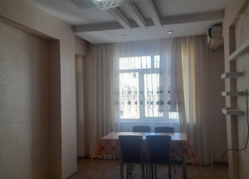 Riyyat ticaret Merkezinin yanl 3 otaq menzil kiraye verlir