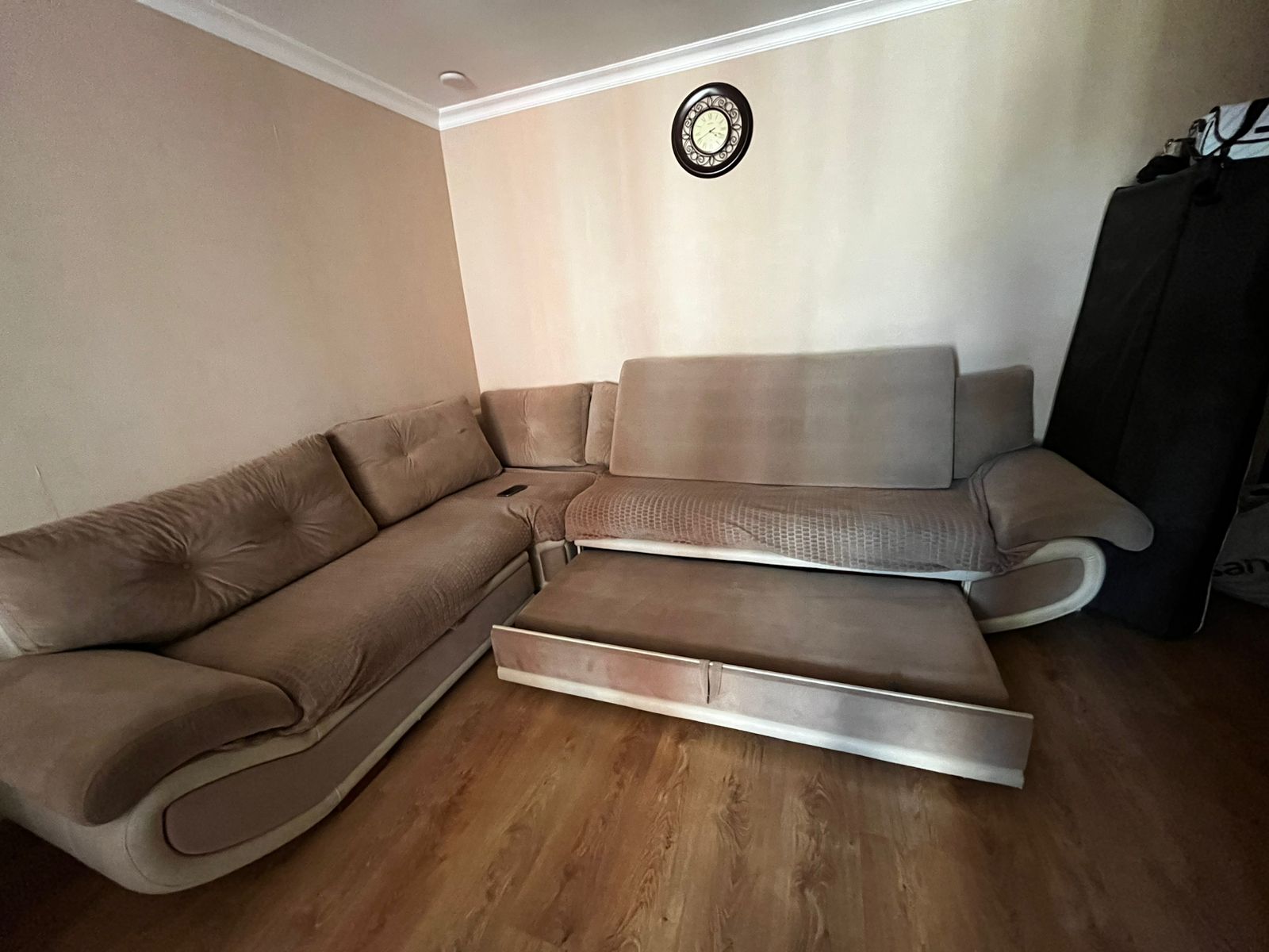 Künc divan açılır baza var qiymət 400 azn. Ünvan Sumqayıt.